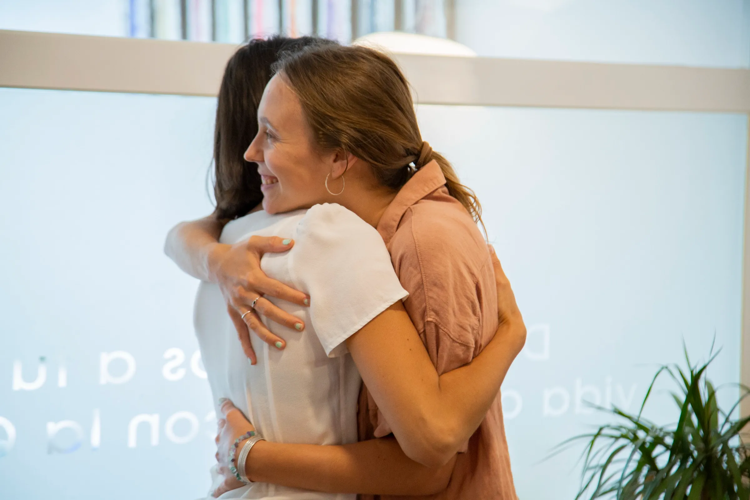 Abrazo entre profesional y paciente en la consulta