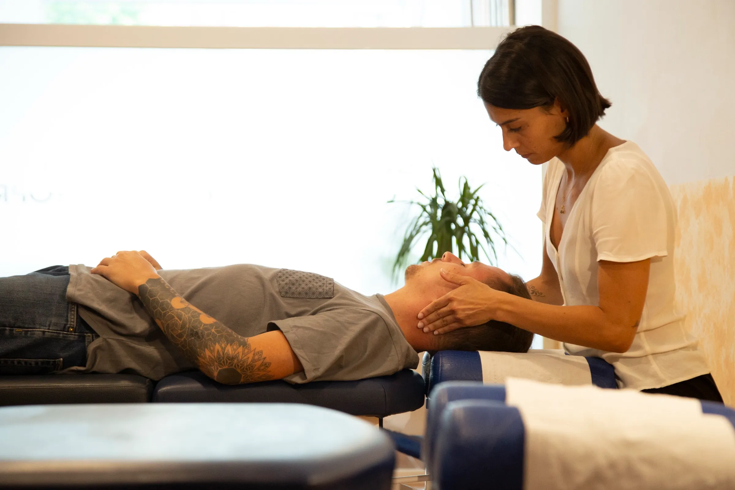 Trabajo cervical con el paciente tumbado en la camilla