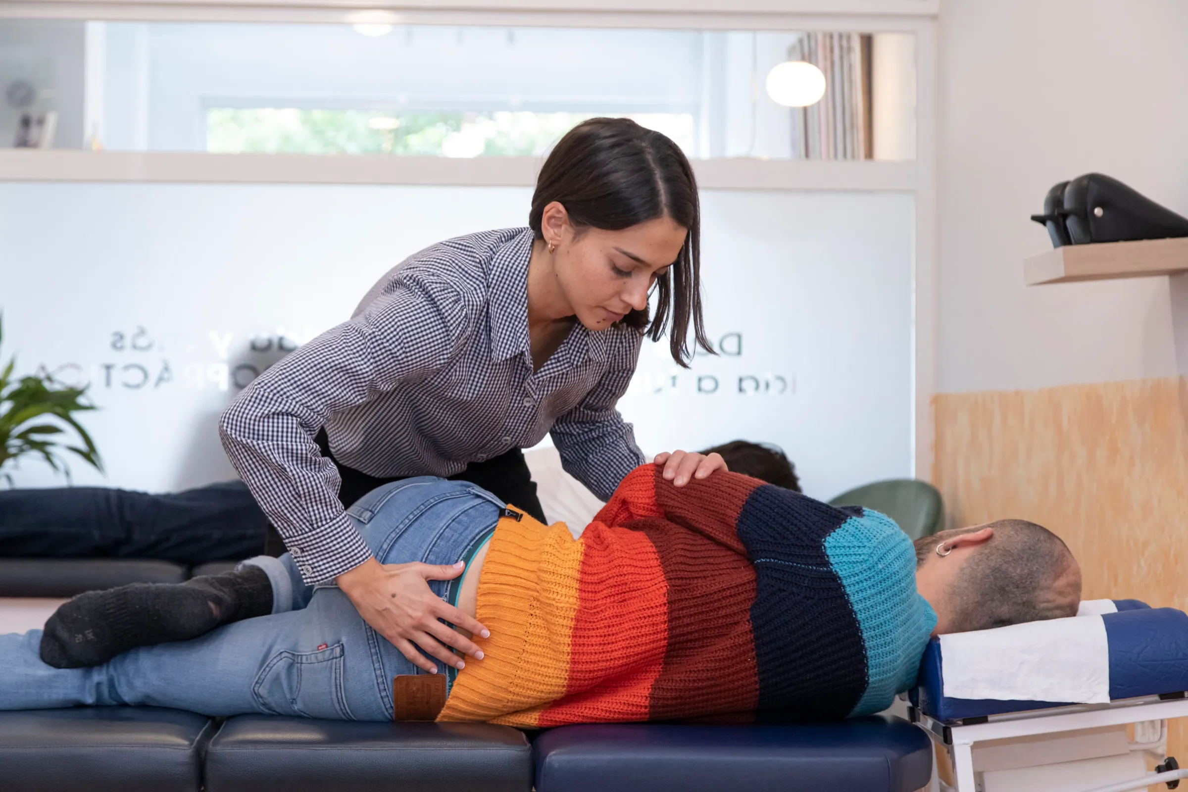 Ajuste lumbar con la paciente tumbada de costado