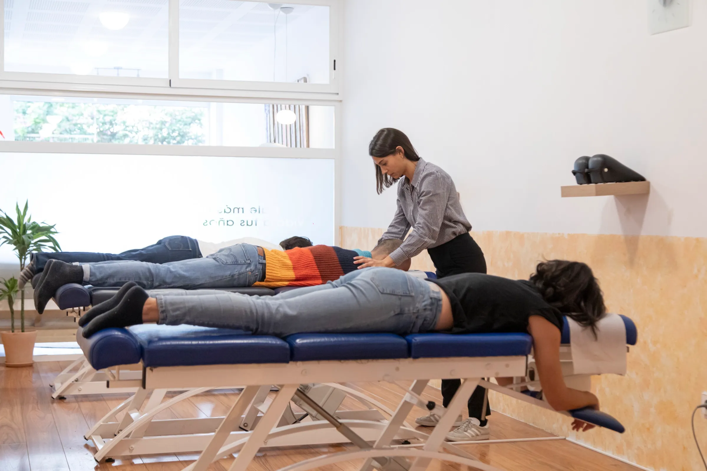 La sala de ajustes del centro, con varias camillas en uso